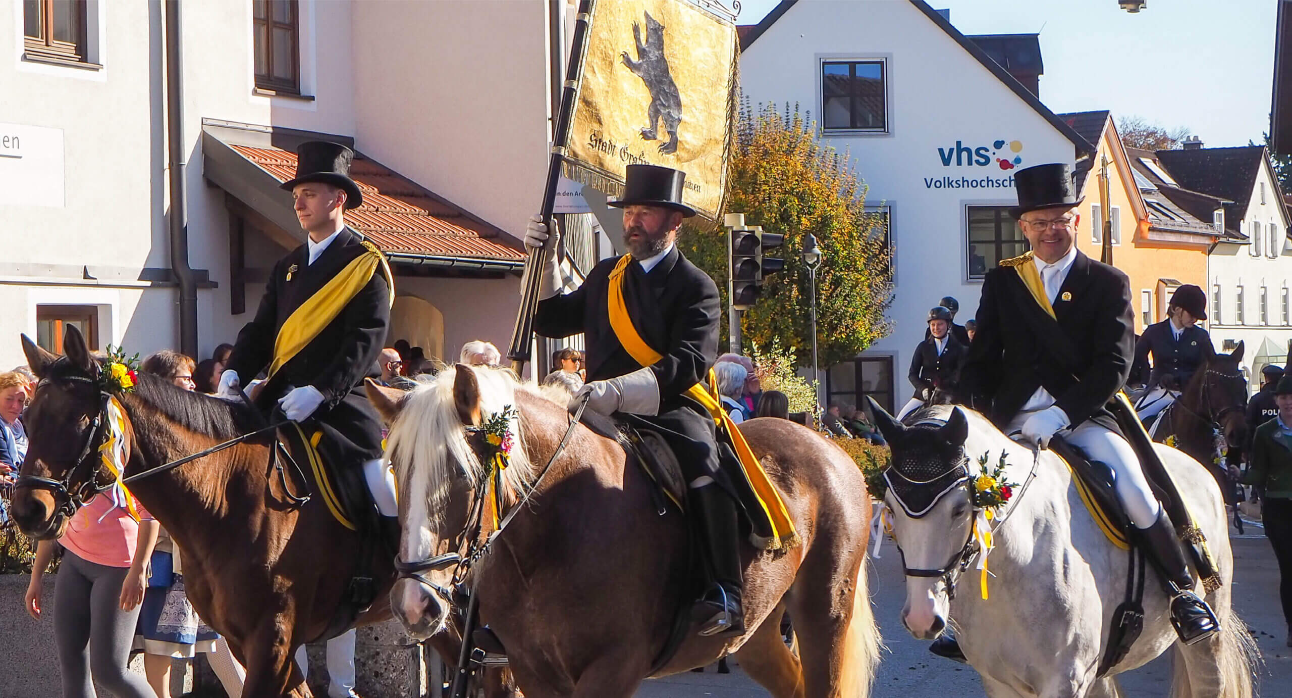 Rothmoser_Leonhardifahrt_wagen__fahnentraeger_grafing_magazin